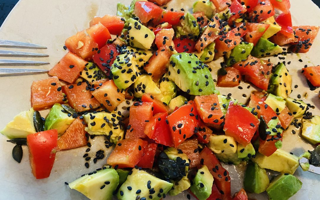 Salade tomate poivron avocat sésame